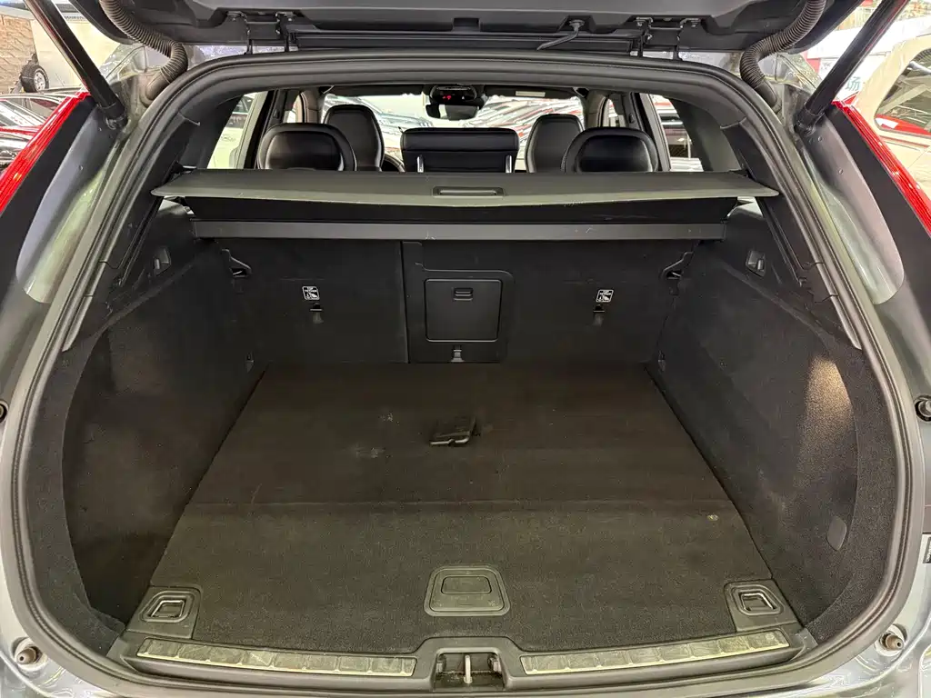 Volvo XC60 Plug-In Hybrid 2019 — фото 30