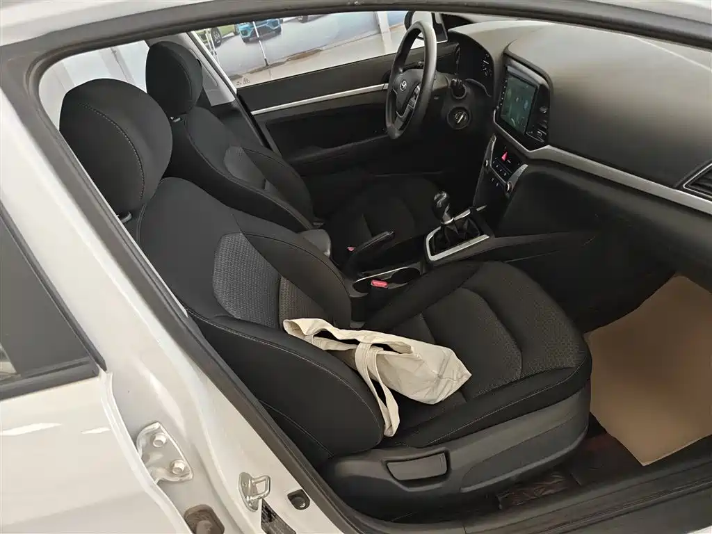 Hyundai Elantra 2018 — фото 25