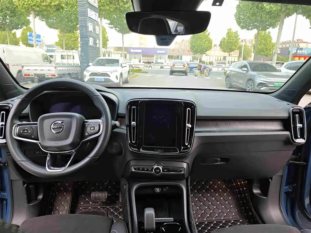 Volvo C40 2023 — фото 11