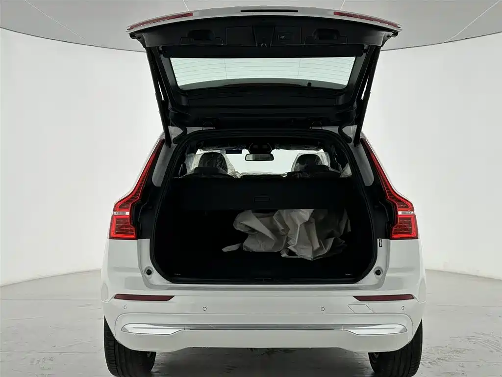 Volvo XC60 — фото 8