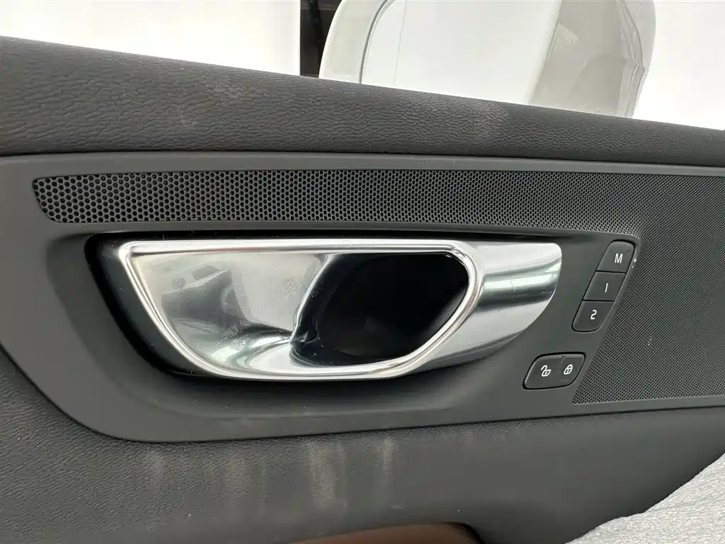 Volvo XC60 — фото 19