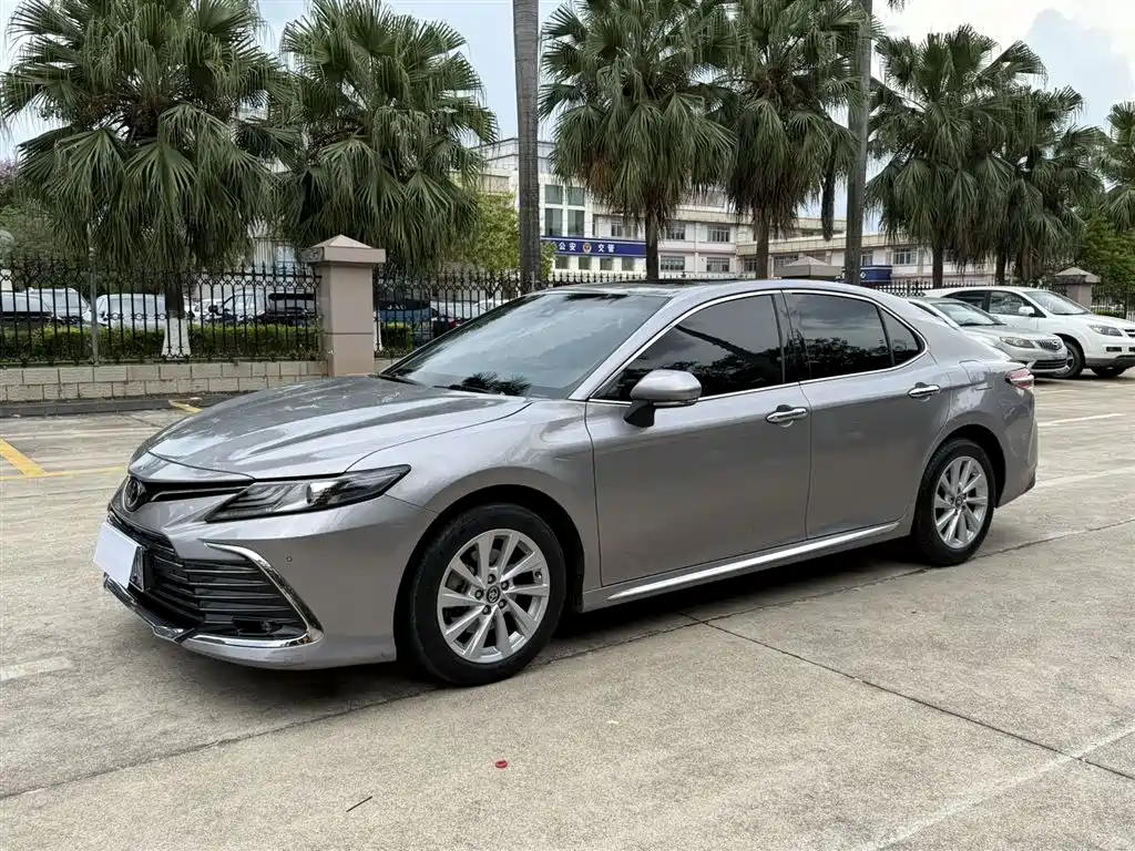 Toyota Camry 2023 — фото 1