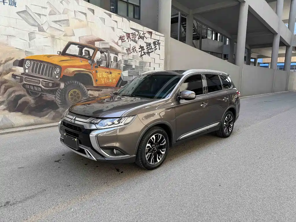 Mitsubishi Outlander 2019 — фото 1