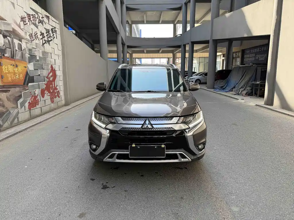 Mitsubishi Outlander 2019 — фото 2