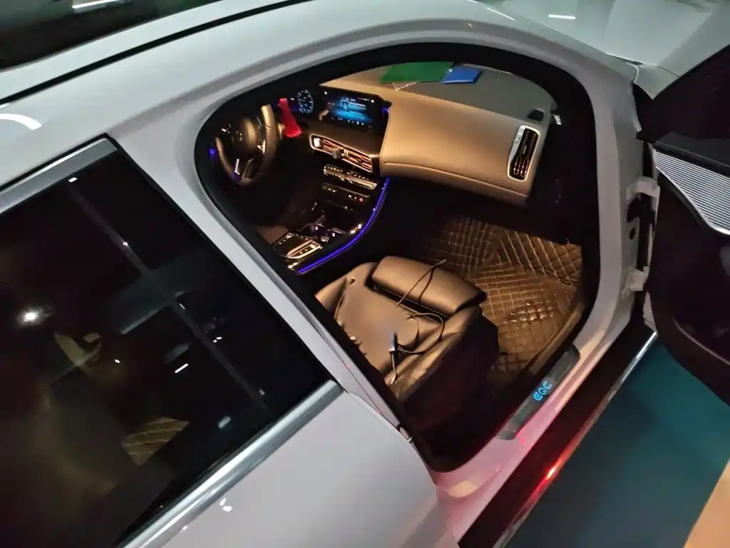 Mercedes-Benz EQC 2020 — фото 20