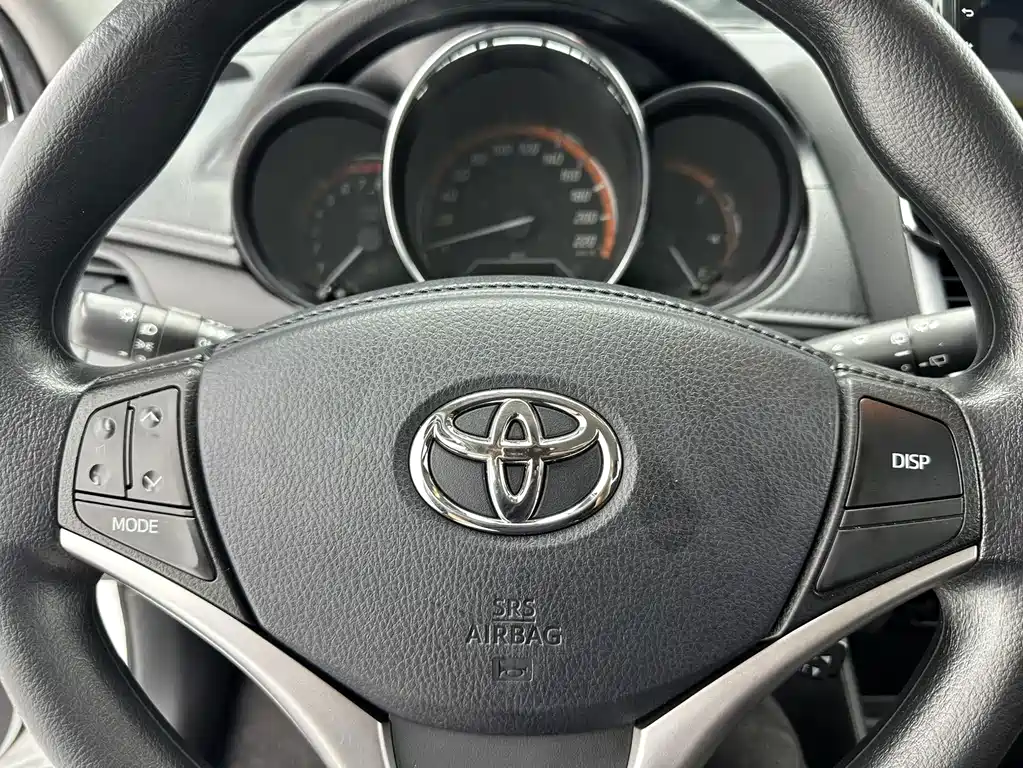 Toyota Yaris L 2023 — фото 12