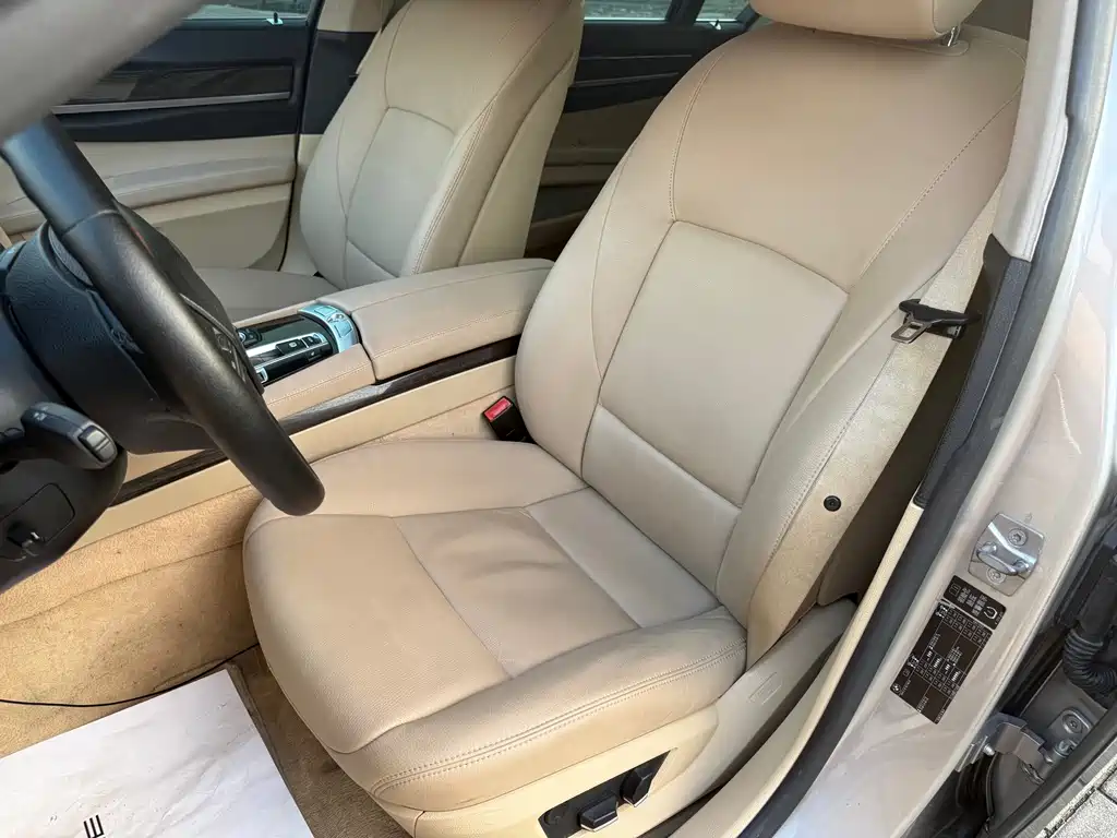 BMW 7 Series 2011 — фото 10