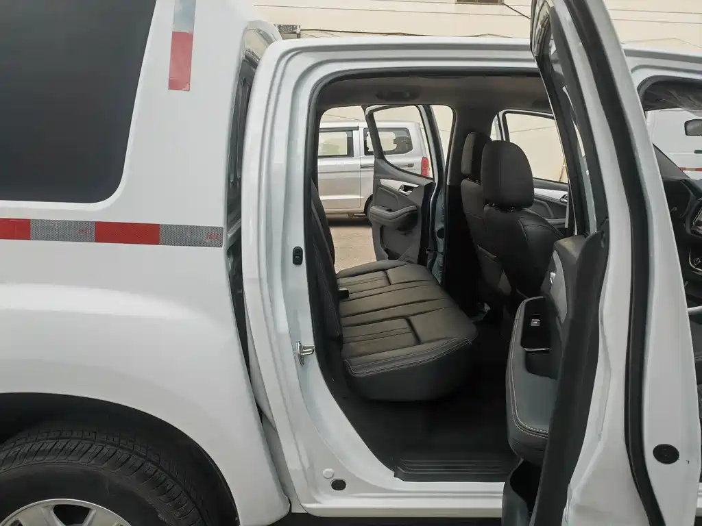 Isuzu RE-MAX — фото 15