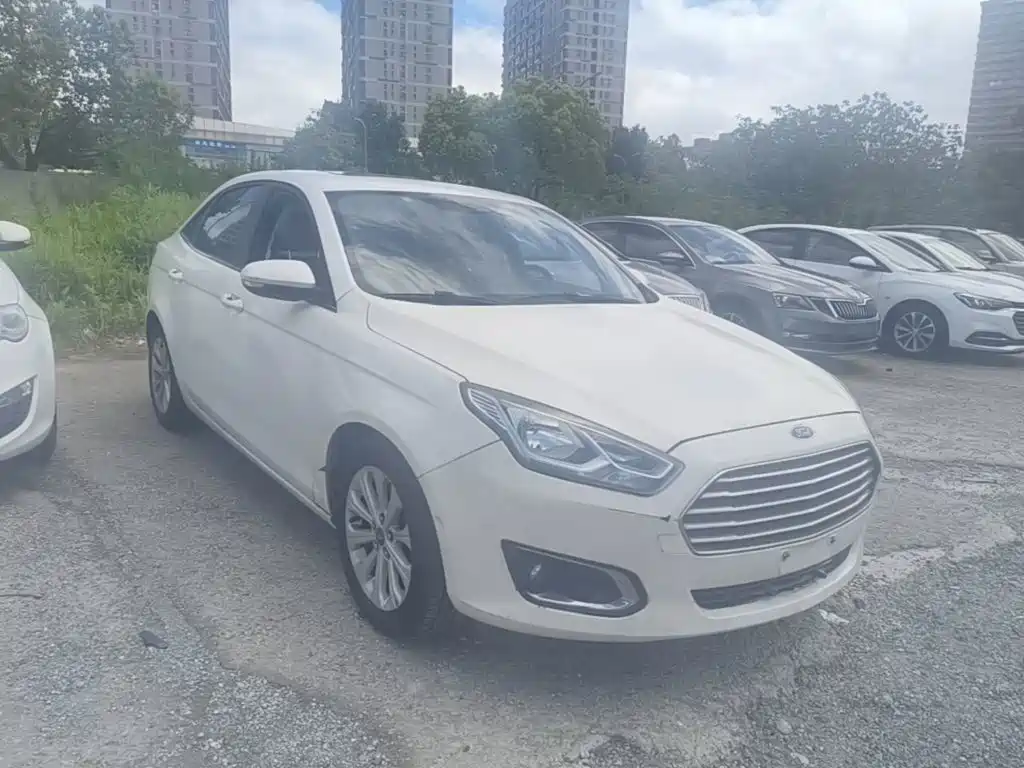 Ford Escort 2016 — фото 10