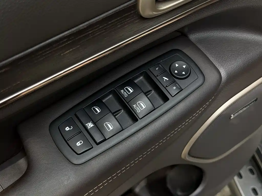 Jeep Grand Cherokee 2015 — фото 11
