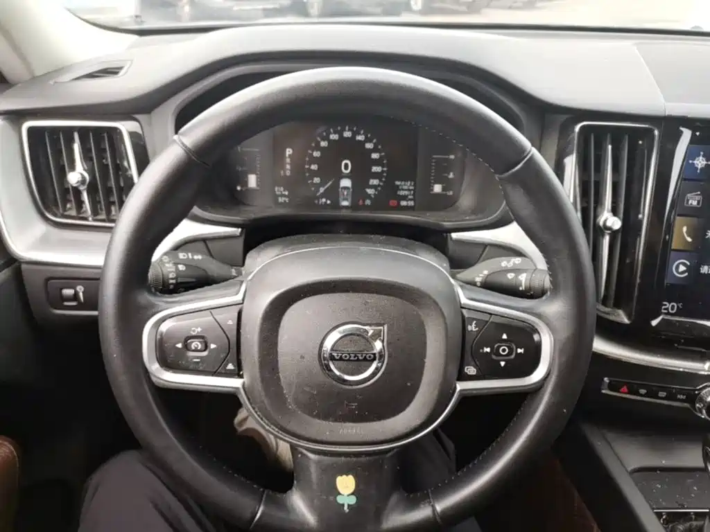 Volvo XC60 2018 — фото 11