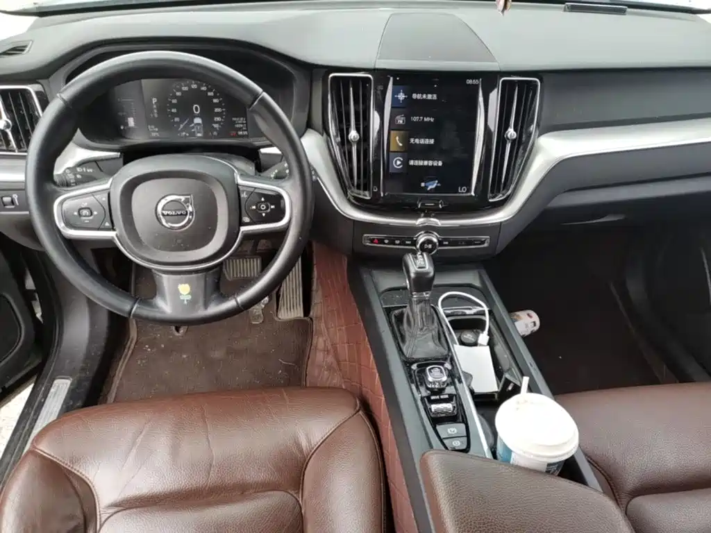 Volvo XC60 2018 — фото 10