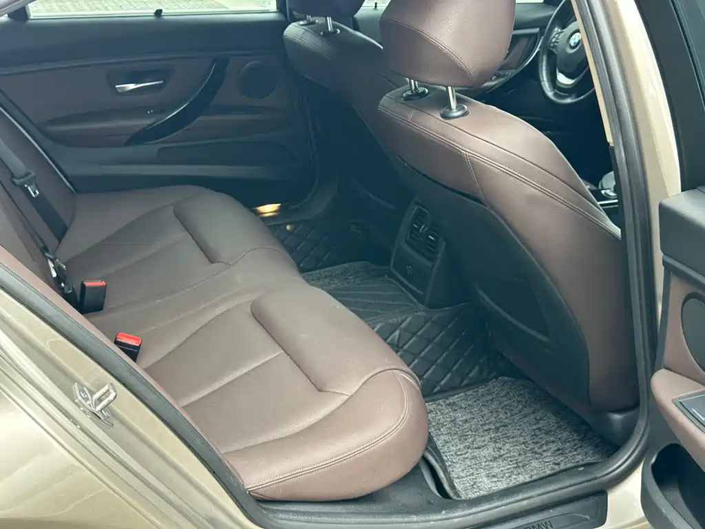 BMW 3 Series 2018 — фото 13