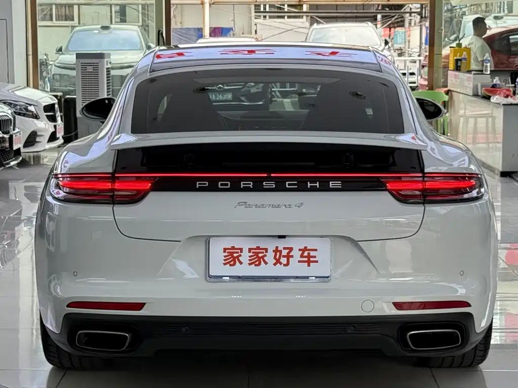 Porsche Panamera 2018 — фото 16