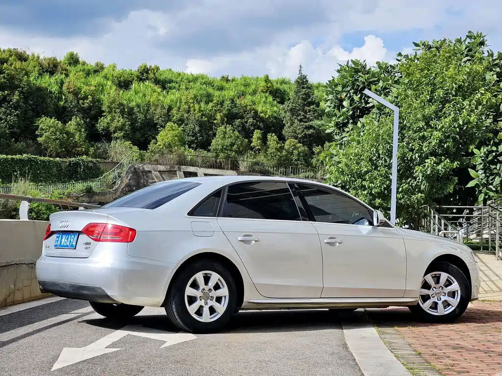 Audi A4L 2010 — фото 10