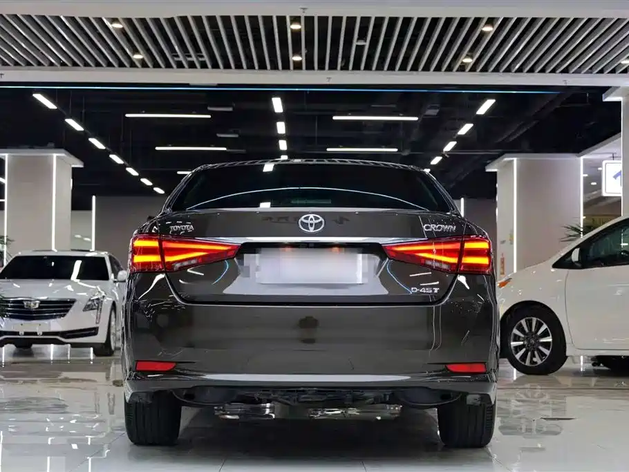 Toyota Crown 2017 — фото 10