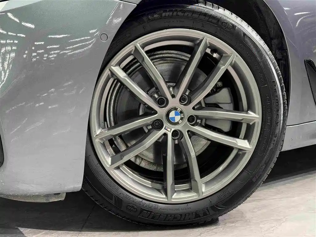 BMW 5 Series 2019 — фото 15