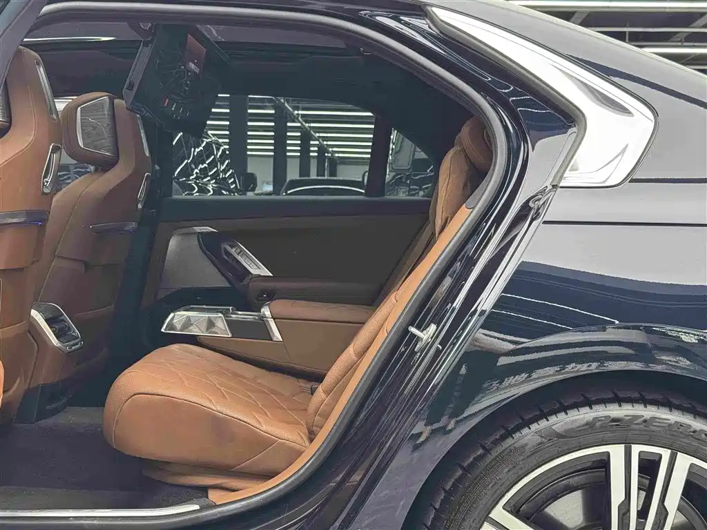 BMW i7 2023 — фото 9