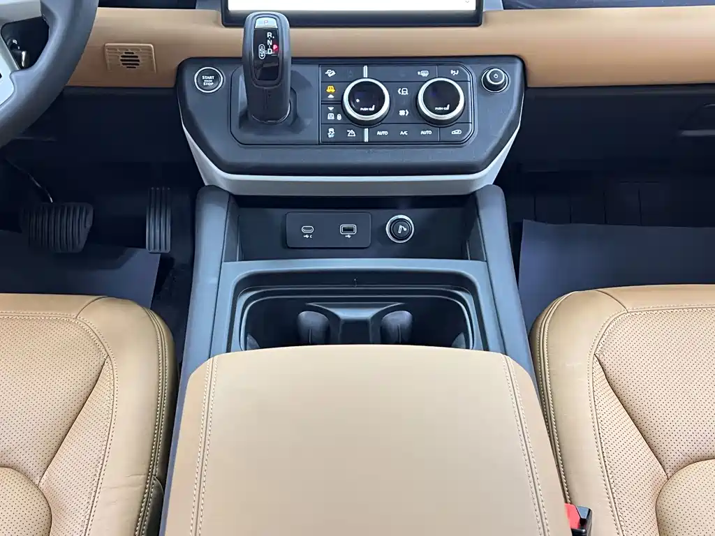 Land Rover Defender 2023 — фото 25