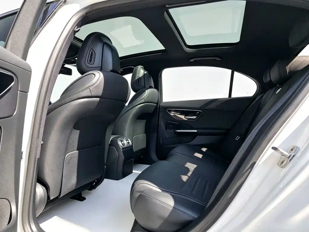 Mercedes-Benz C-Class 2024 — фото 9