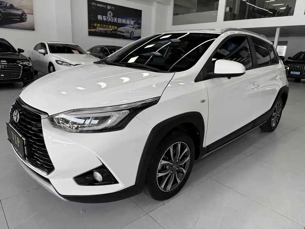 Toyota Yaris L 2022 — фото 1