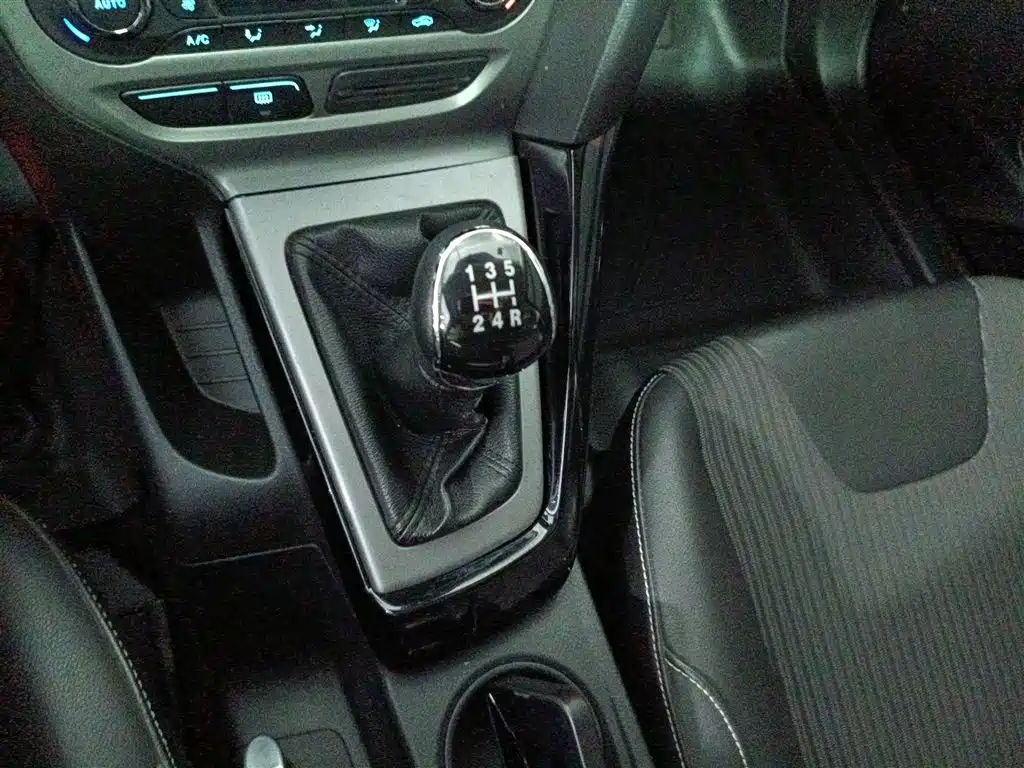 Ford Focus 2014 — фото 10