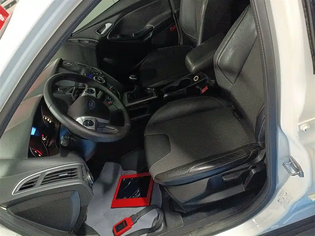 Ford Focus 2014 — фото 11