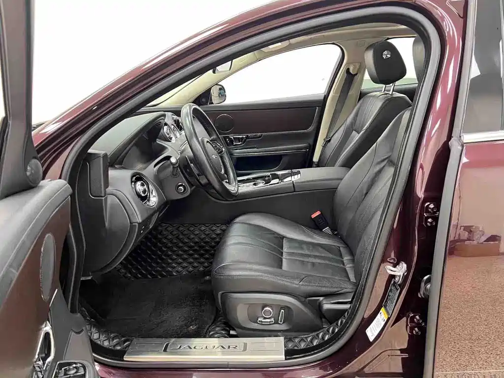 Jaguar XJ 2016 — фото 10
