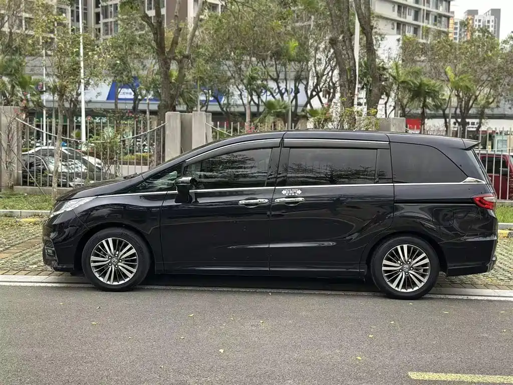 Honda Odyssey 2018 — фото 9