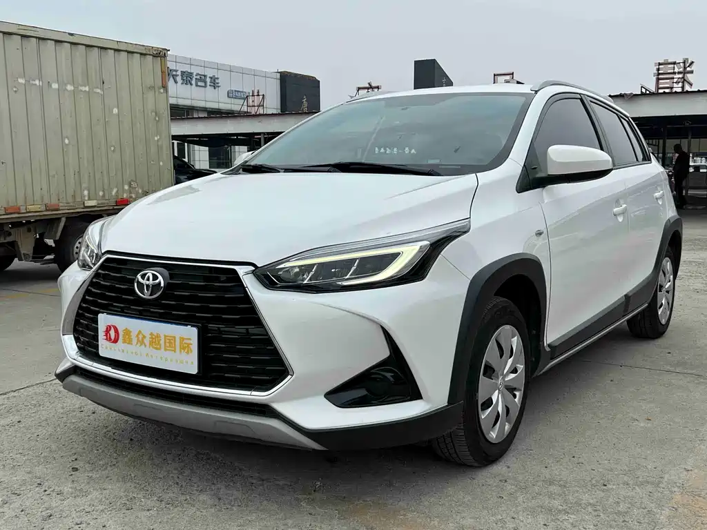 Toyota Yaris L 2022 — фото 1