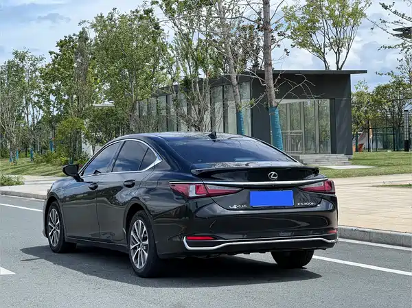 Lexus ES 2023
