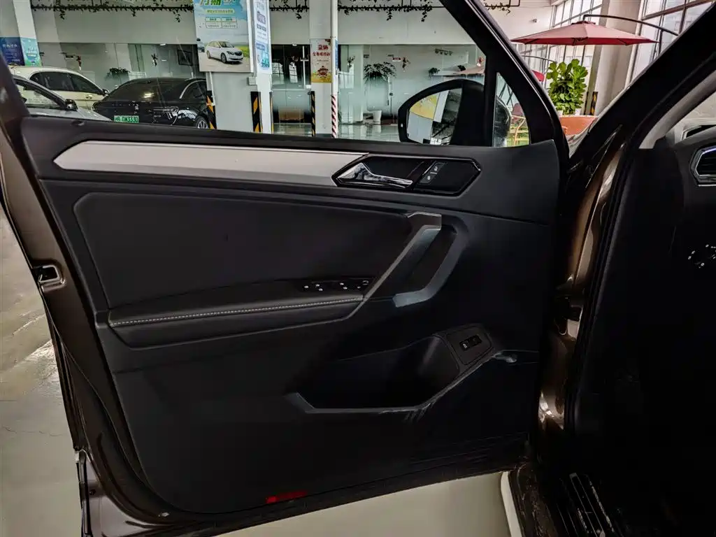 Volkswagen Tiguan L 2017 — фото 10