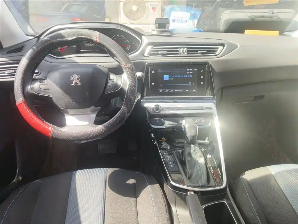 Peugeot 308 2018 — фото 13