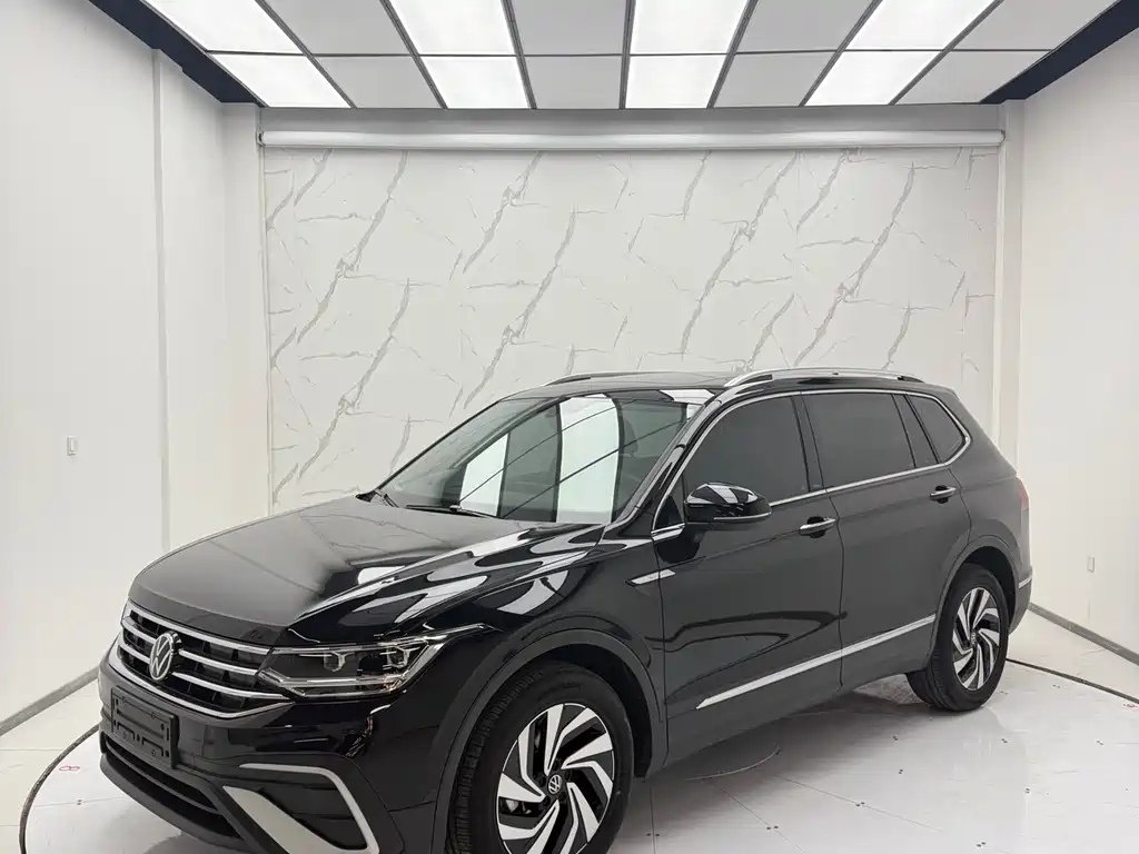 Volkswagen Tiguan L 2023 — фото 1
