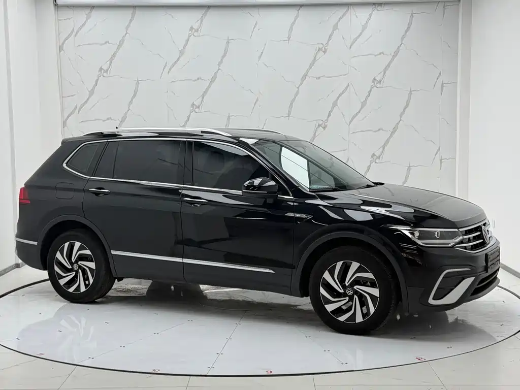 Volkswagen Tiguan L 2023 — фото 3