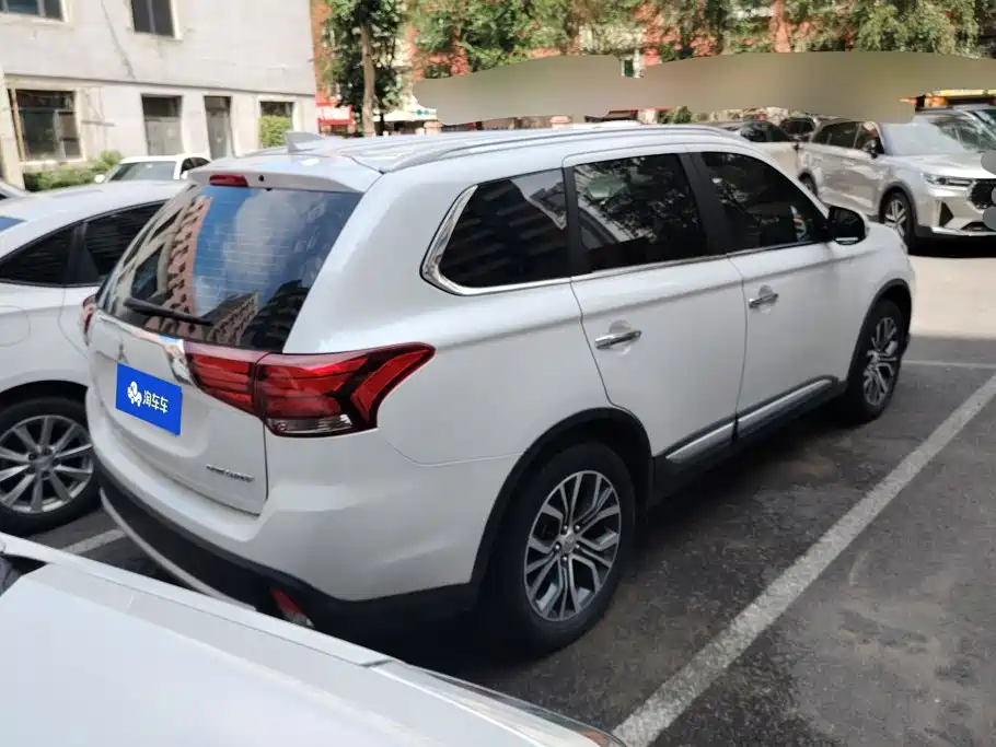 Mitsubishi Outlander 2018 — фото 3