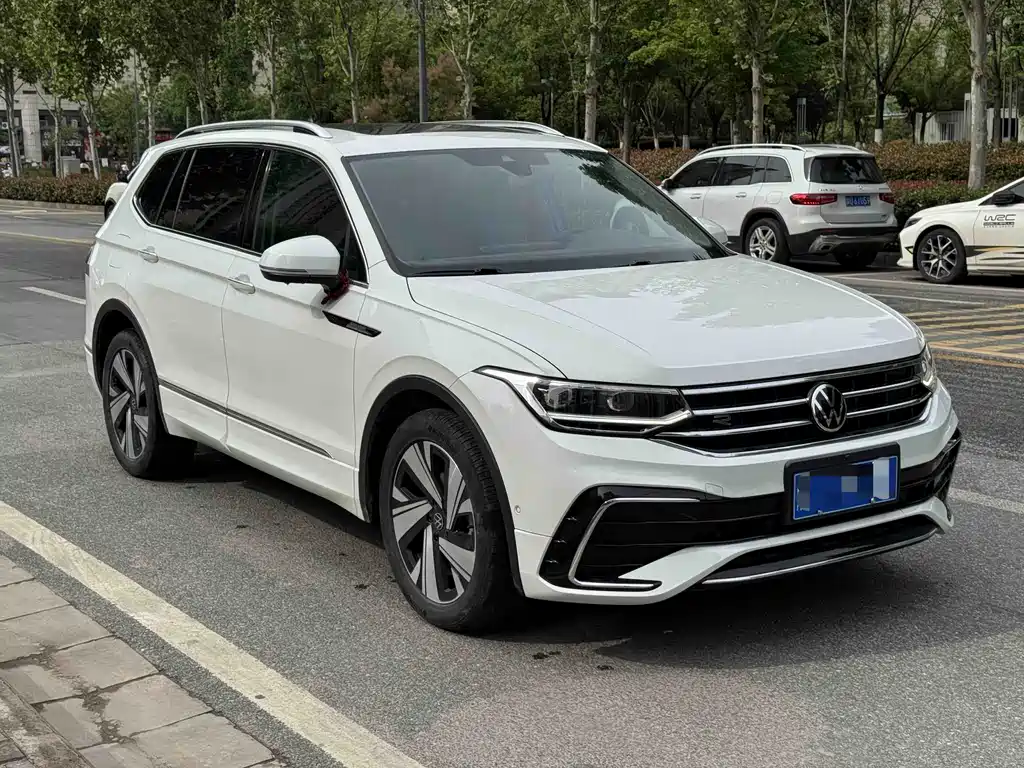 Volkswagen Tiguan L 2024 — фото 1