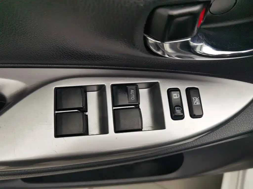 Toyota Yaris L 2015 — фото 9