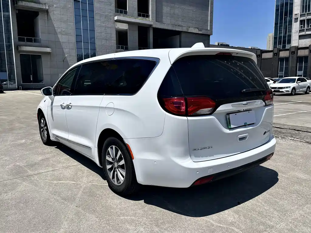 Chrysler Grand Voyager PHEV 2025 — фото 7