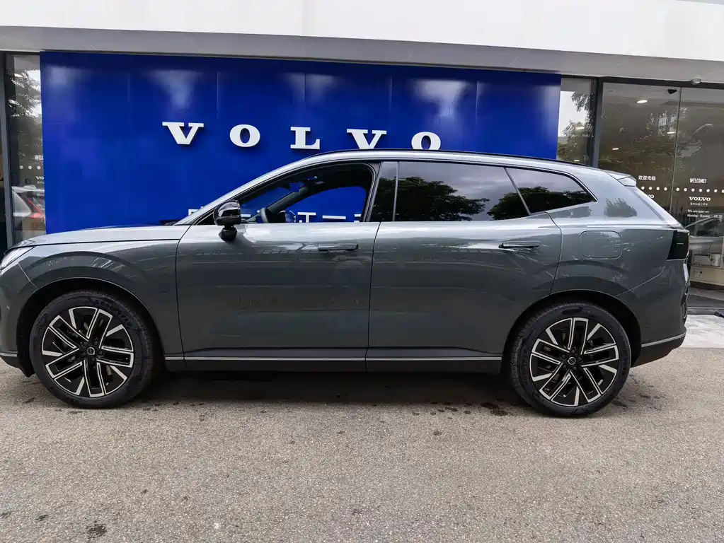 Volvo XC70 Plug-In Hybrid 2025 — фото 4