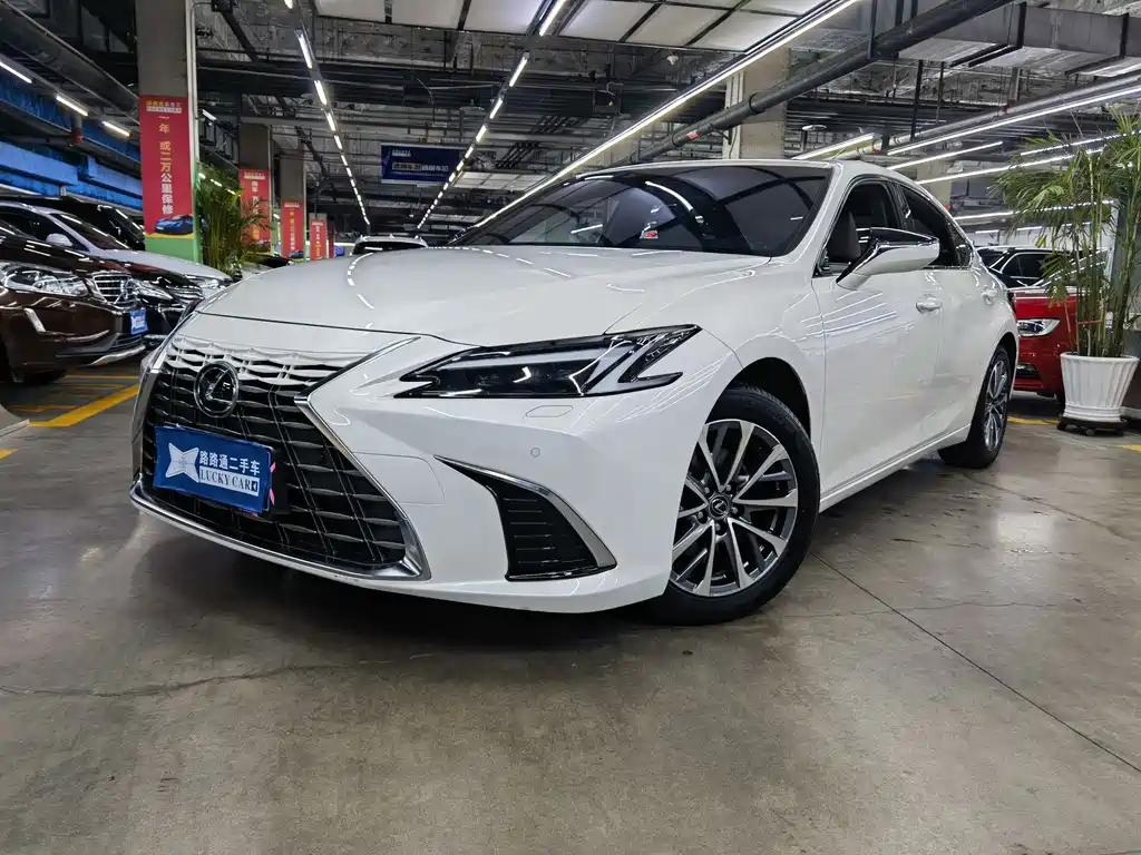 Lexus ES 2025 — фото 1