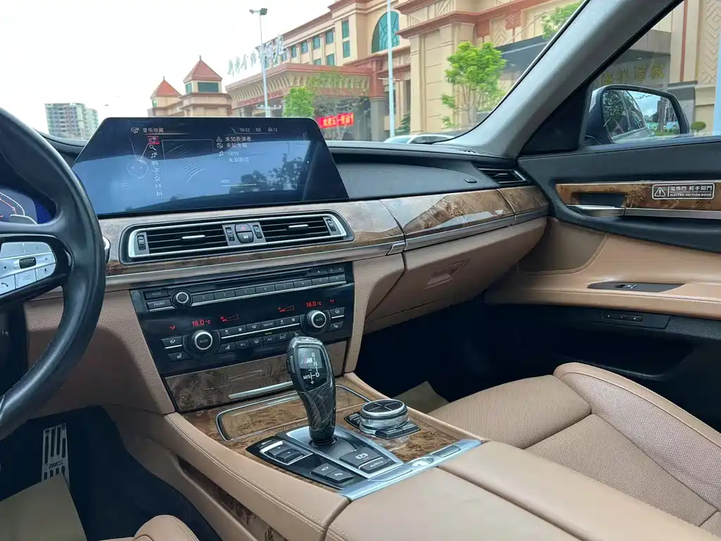 BMW 7 Series 2014 — фото 12