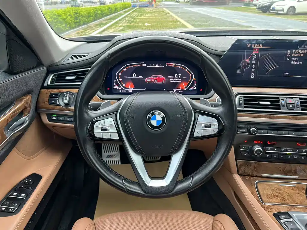 BMW 7 Series 2014 — фото 11