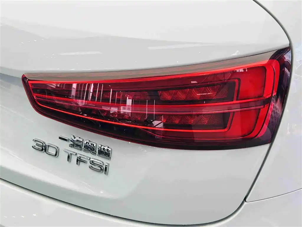 Audi Q3 2019 — фото 12