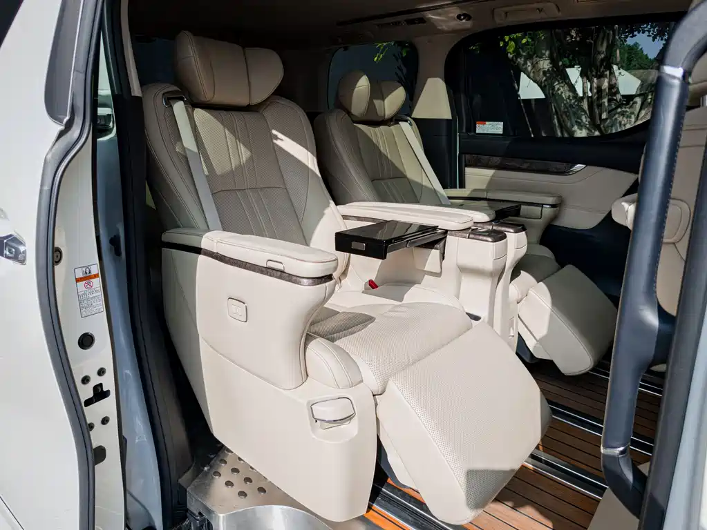 Toyota Alphard 2018 — фото 12