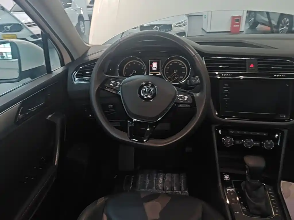 Volkswagen Tiguan L 2020 — фото 11
