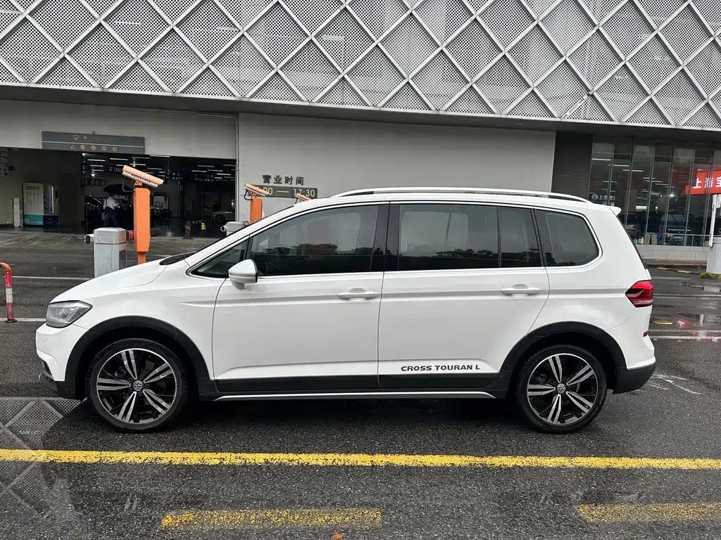 Volkswagen Touran 2021 — фото 3