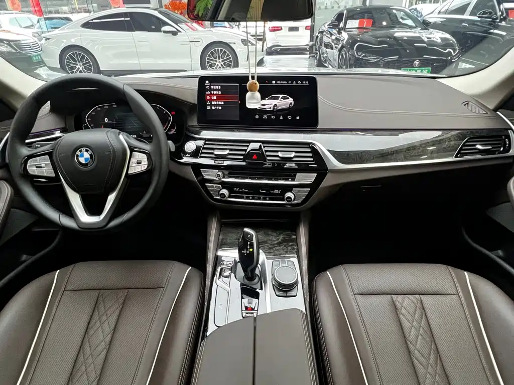 BMW 5 Series 2021 — фото 19