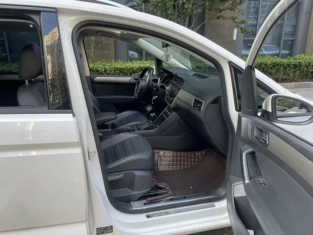 Volkswagen Touran 2018 — фото 15