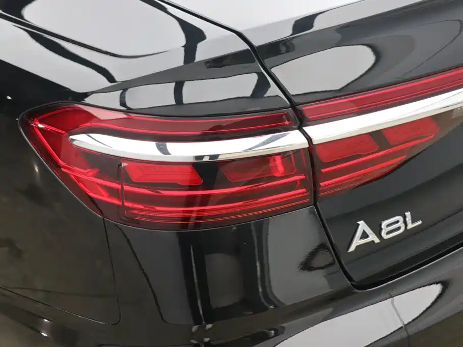 Audi A8 2018 — фото 28